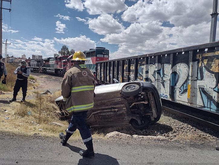 NTENTA GANARLE AL TREN Y SE LLEVA TREMENDO SUSTO
