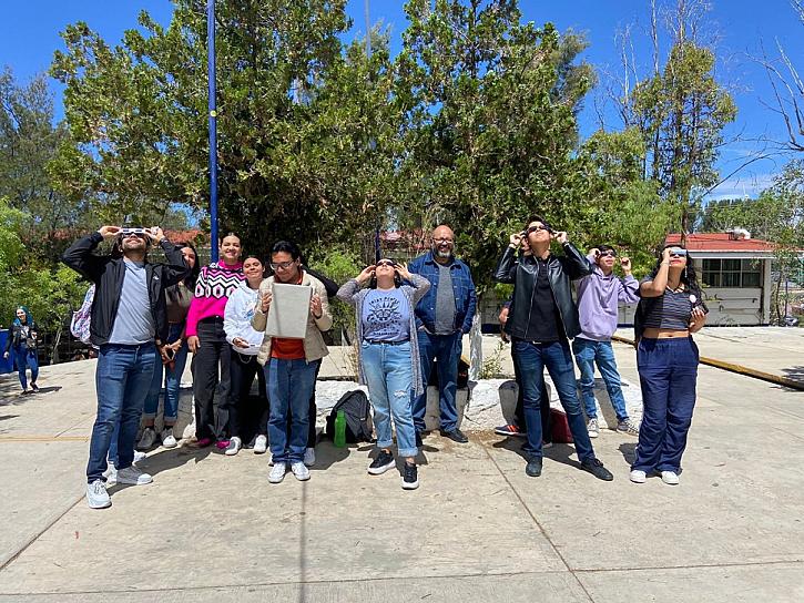 OBSERVAN ESTUDIANTES DE PREPA DE LA UAZ EL ECLIPSE SOLAR