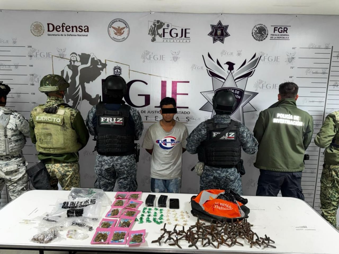 DETIENEN EN PINOS A HOMBRE CON DROGA, DETONADORES Y CARGADORES DE ARMAS
