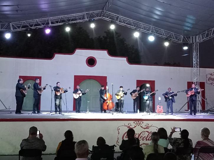 OFRECEN A HABITANTES DE JEREZ UNA NOCHE DE RONDALLAS 