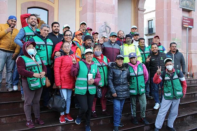 OFRECEN ALIMENTO Y ROSCA DE REYES A HORMIGUITAS DE LA CAPITAL