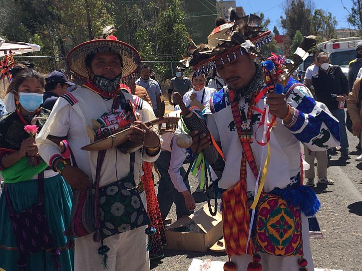 OFRECEN OFRENDA AL ABUELO FUEGO EN EL CERRO DEL PADRE