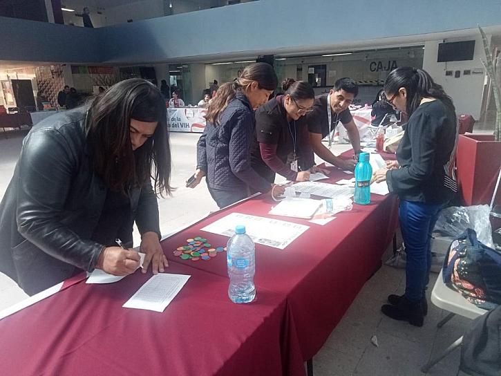 ORIENTAN A JUVENTUDES EN FERIA DE SALUD DEL COMITÉ ESTATAL DE PREVENCIÓN DEL VIH/SIDA