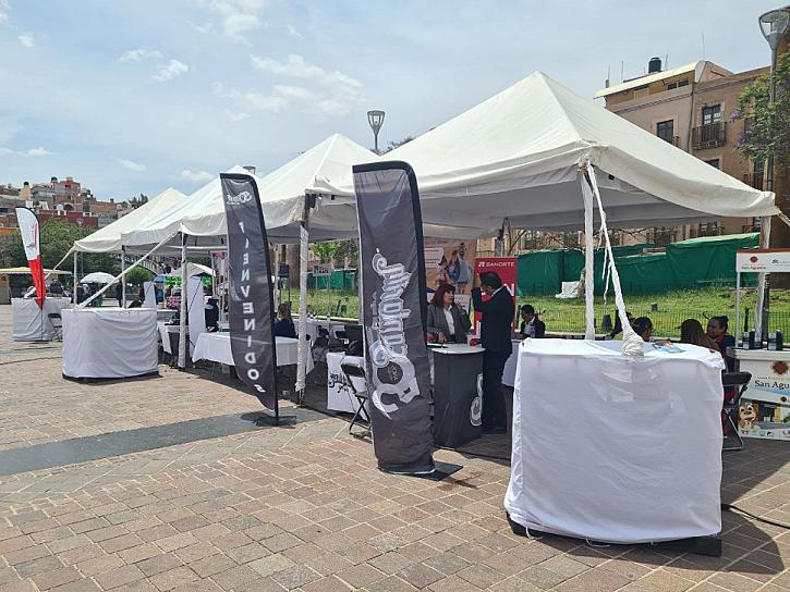 ORIENTAN A ZACATECANOS EN FERIA DE SERVICIOS DEL INFONAVIT