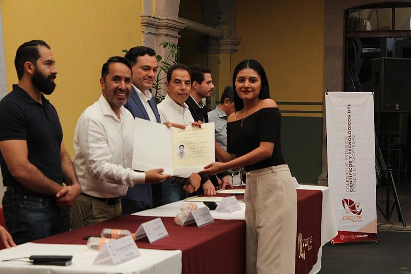 OTORGA CECYTEZ TÍTULOS TÉCNICOS A LA TOTALIDAD DE SUS EGRESADOS DE PLANTELES