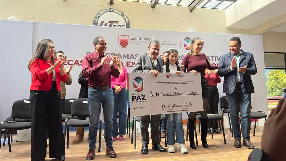 Otorga gobierno del estado más de 13 mdp en becas