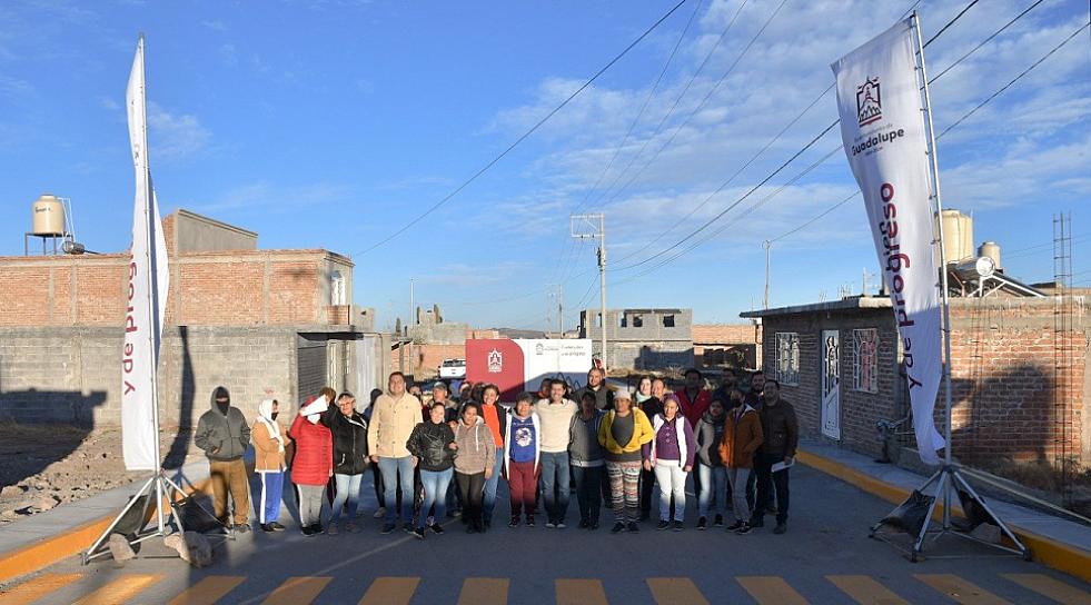 OTORGA JULIO CÉSAR CHÁVEZ BANQUETAS EN CALLES DE CIENEGUITAS