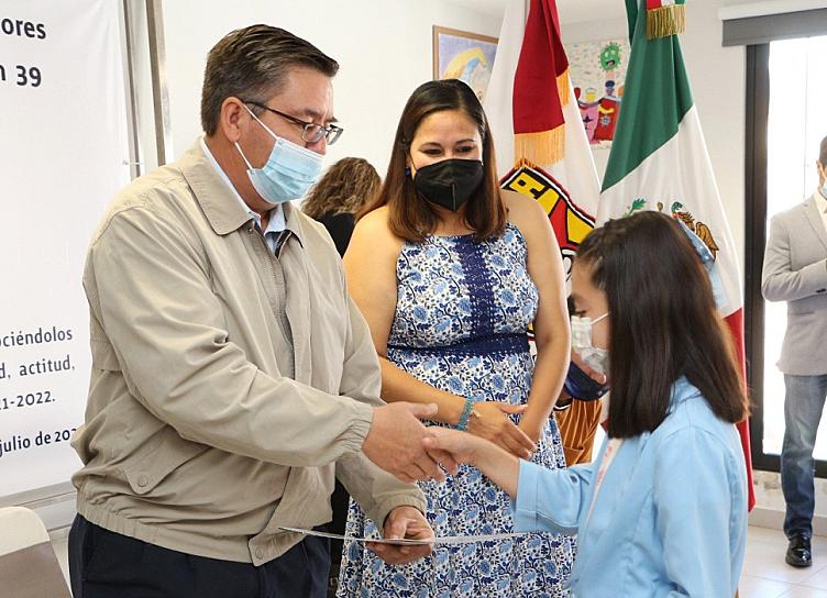 OTORGAN APOYOS A HIJOS DE PERSONAL DE SALUD 