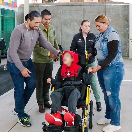 OTORGA SEDIF SILLAS DE RUEDAS A NIÑOS CON PARÁLISIS CEREBRAL 