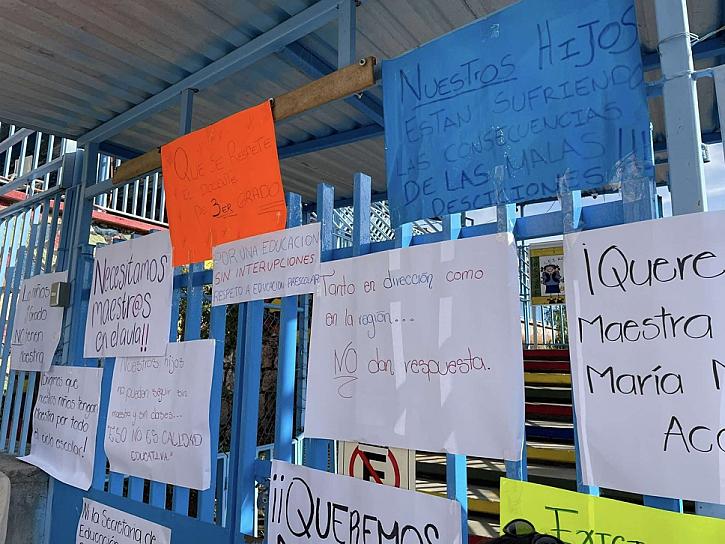 PADRES TOMAN PREESCOLAR POR FALTA DE MAESTROS Y ATENCIÓN DE LA DIRECTORA