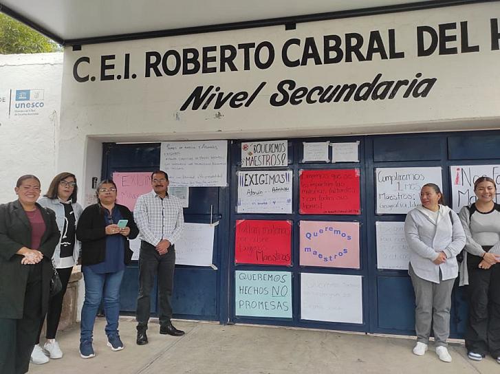 PADRES TOMAN SECUNDARIA POR FALTA DE MAESTROS