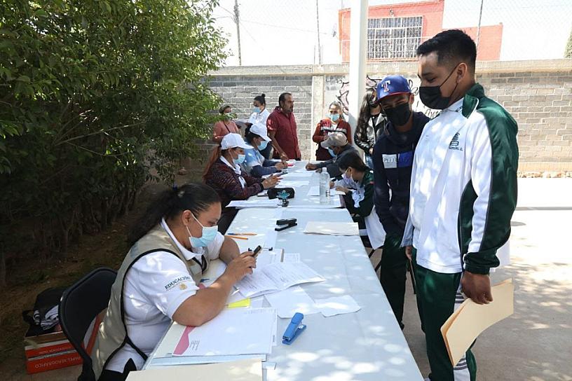 PAGAN BECAS DEL BIENESTAR A POBLACIÓN DE VILLAGARCÍA 