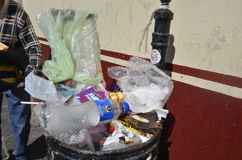 PAPELERAS DE BASURA HASTA EL TOPE