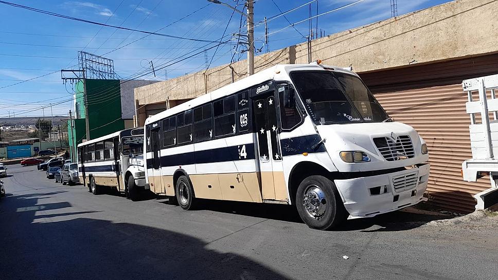 PARAN ACTIVIDADES CHOFERES DE RUTA 4; RECLAMAN INVASIÓN 