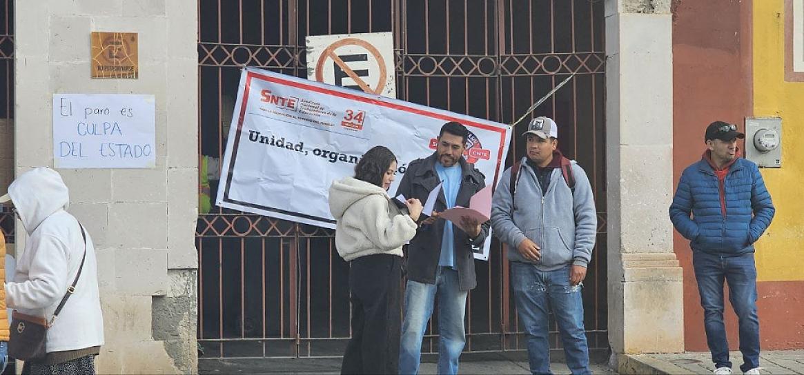 Paro de docentes se extiende hasta edificios de la presidencia de Fresnillo