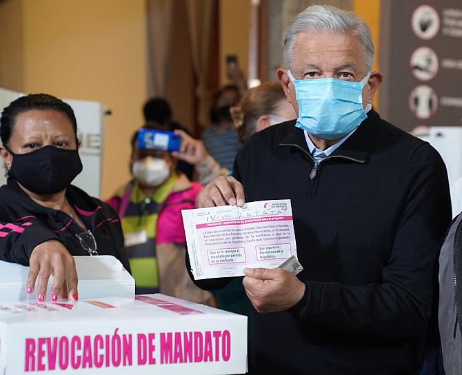 PARTICIPA AMLO EN REVOCACIÓN DE MANDATO; ACUDE ACOMPAÑADO DE SU ESPOSA 