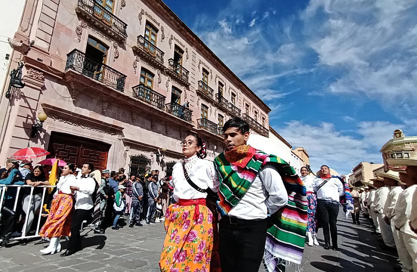 PARTICIPAN 2,400 ESTUDIANTES EN DESFILE POR EL 113 ANIVERSARIO DE LA REVOLUCIÓN MEXICANA 