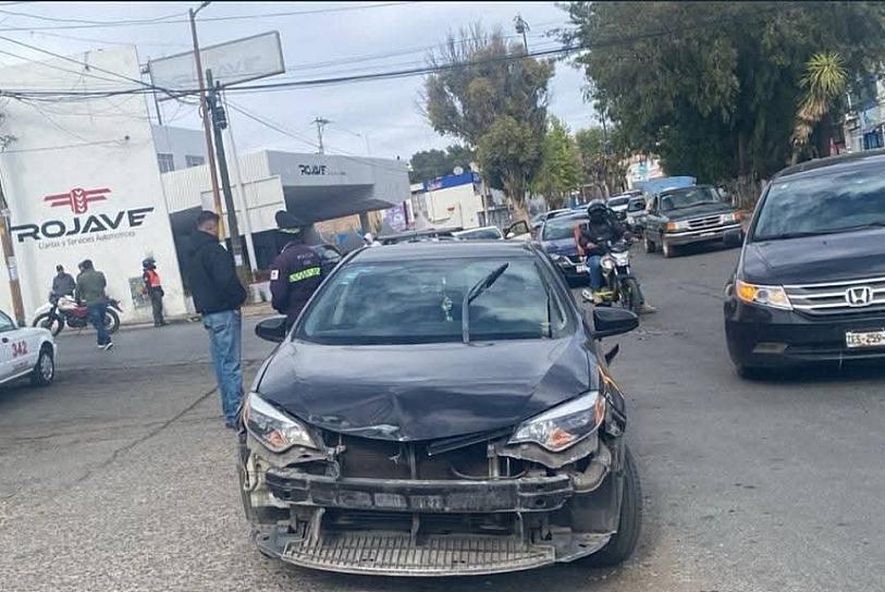 Participan 2 vehículos en accidente de tránsito en la calzada Luis Moya 