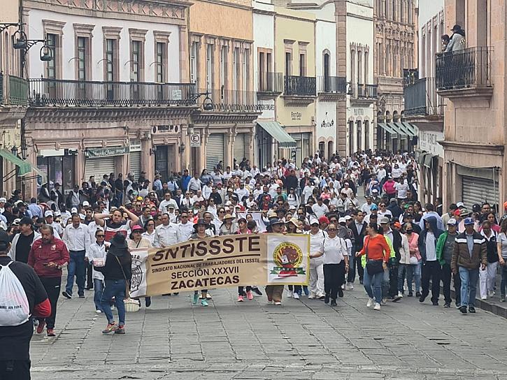 PARTICIPAN 9 MIL TRABAJADORES EN MARCHA POR EL DÍA DEL TRABAJO 