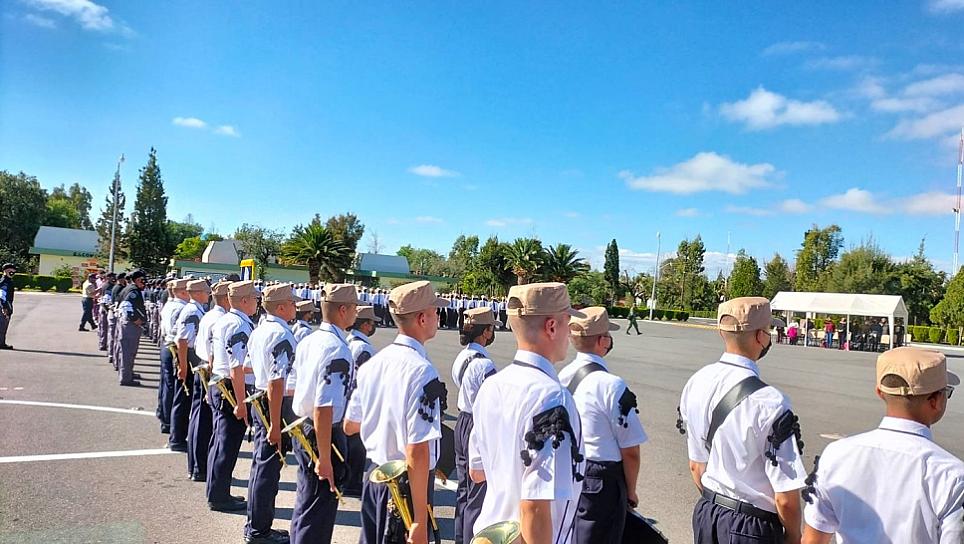 PARTICIPAN BACHILLERES EN CONCURSO DE BANDAS DE GUERRA 