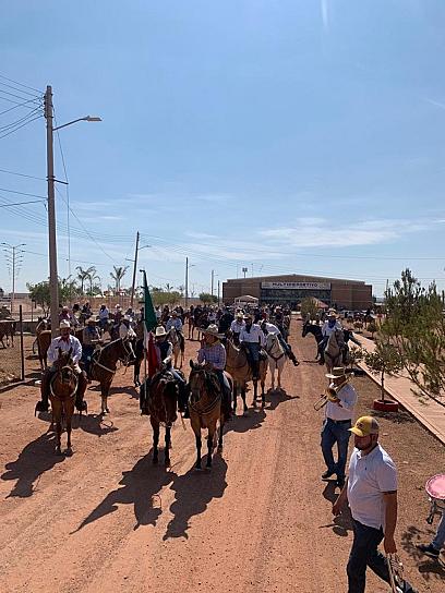 PARTICIPAN CIENTOS DE PERSONAS EN CABALGATA POR LA TOMA DE ZACATECAS 