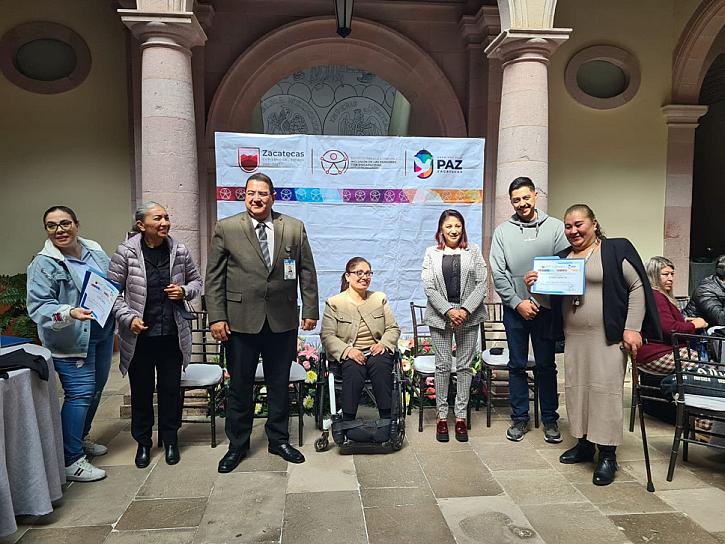 PARTICIPAN FUNCIONARIOS PÚBLICOS EN TALLER DE BRAILLE