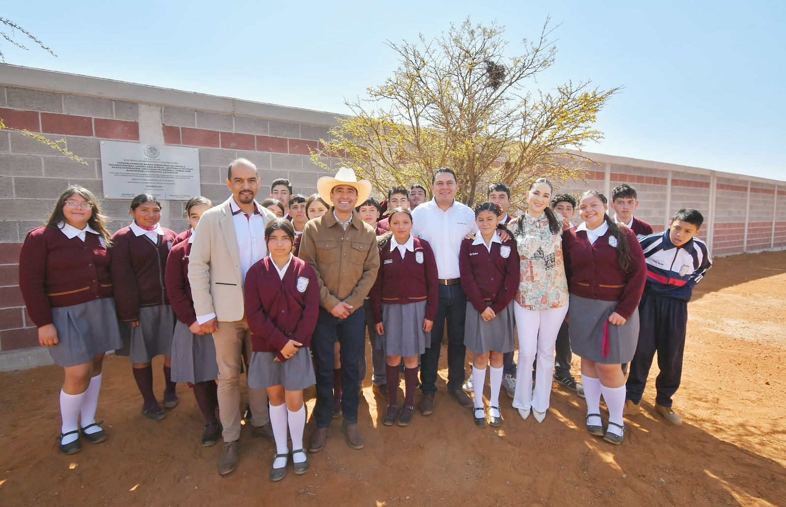 ENTREGA PEPE SALDÍVAR BARDA PERIMETRAL EN TELESECUNDARIA DE LOS RANCHEROS