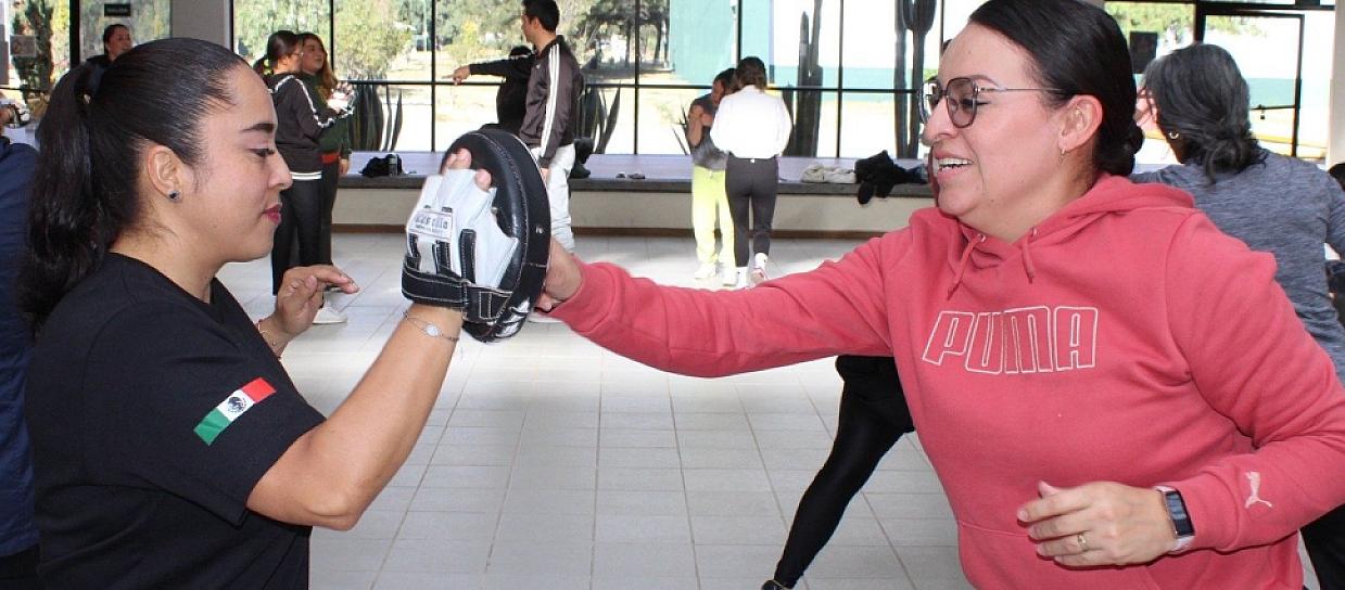PARTICIPAN MUJERES DE UTZAC EN TALLER DE DEFENSA PERSONAL
