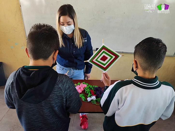 PARTICIPAN NIÑOS LORETENSES EN LA ELABORACIÓN DE OJOS DE DIOS