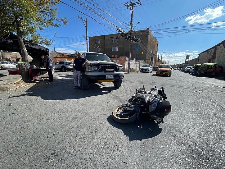 Participan un motociclista y una camioneta en accidente de tránsito 