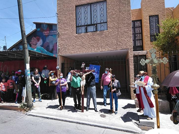 PARTICIPAN VECINOS EN TRADICIONAL VIACRUCIS DE LA PARROQUIA DE LA SANTA CRUZ