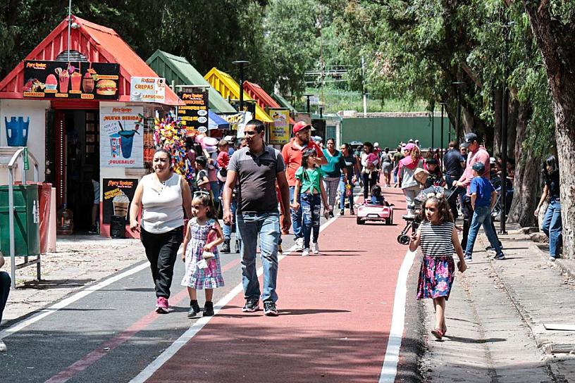 PASAN FAMILIAS UN DOMINGO EN LA ENCANTADA