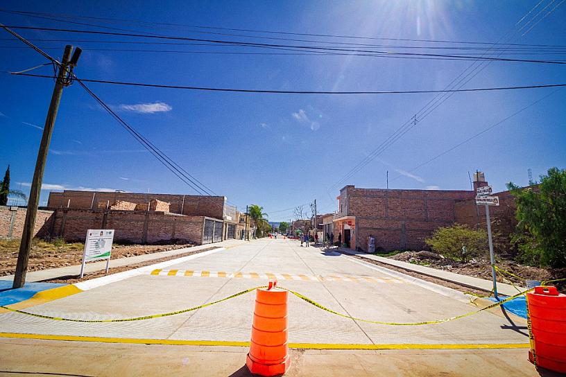 PAVIMENTAN CALLE MIGUEL HIDALGO 