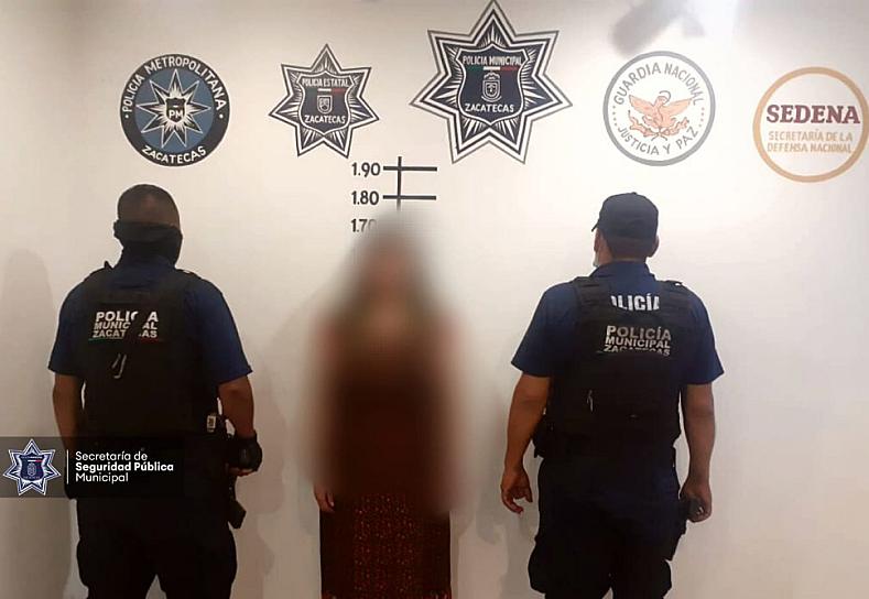 APREHENDEN A UNA MUJER POR ROBAR COSAS DE UNA TIENDA 