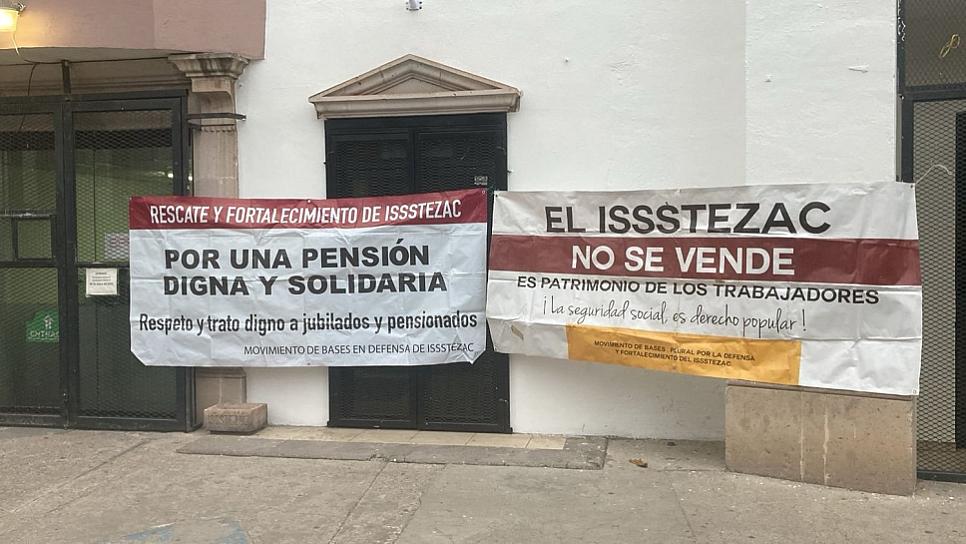 Pensionados se manifiestan al exterior del Issstezac