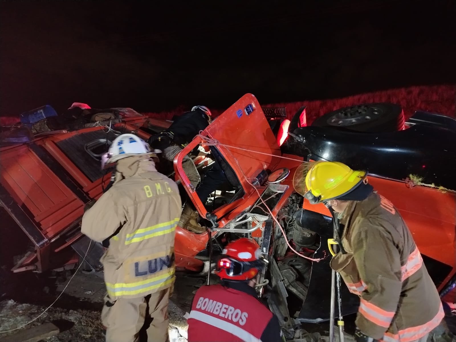 ATIENDEN RESCATISTAS VOLCADURA DE TRÁILER EN CARRETERA 45D