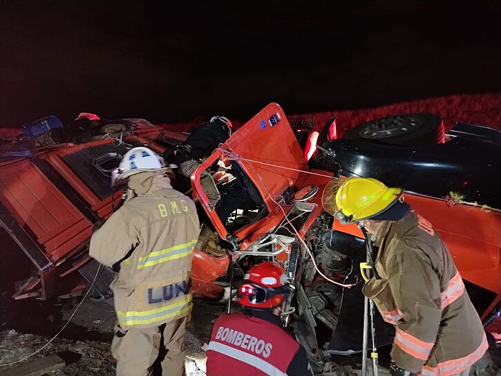 ATIENDEN RESCATISTAS VOLCADURA DE TRÁILER EN CARRETERA 45D