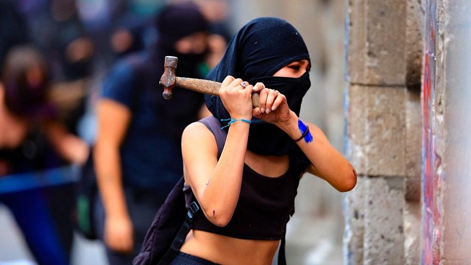 PIDE AMLO A LAS MANIFESTANTES DEL 8M NO CUBRIRSE EL ROSTRO Y “DAR LA CARA” 