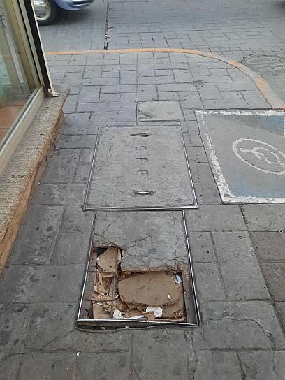 PIDEN COMERCIANTES REPARACIÓN DE TAPAS EN EL CENTRO DE FRESNILLO 