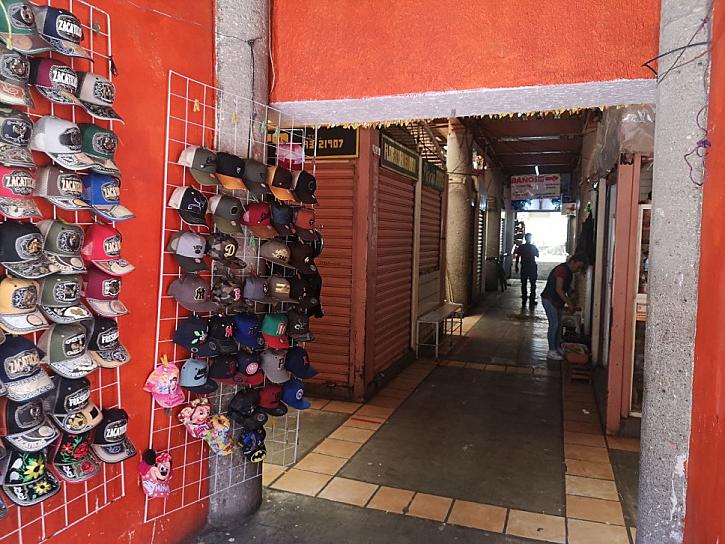 PIDEN COMERCIANTES SACAR SU MERCANCÍA AFUERA DE SUS LOCALES