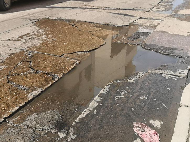 PIDEN VECINOS AL MUNICIPIO ATENDER PROBLEMA DE BACHES EN LA CALLE BELISARIO DOMÍNGUEZ