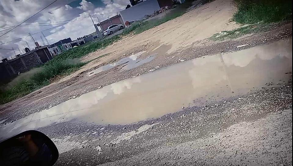 PIDEN VECINOS DE LA COMARCA ATENCIÓN EN BACHES DE LA VÍA PRINCIPAL
