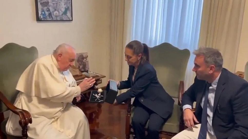 PIDE SHEINBAUM AL PAPA FRANCISCO BENDICIÓN DE ROSA DE PLATA