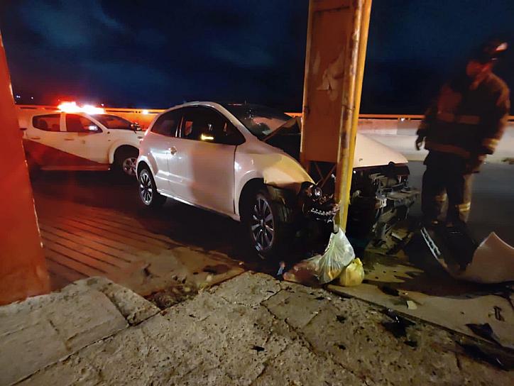 PIERDE EL CONTROL DEL VOLANTE Y SE IMPACTA CONTRA UN POSTE DE LUZ 