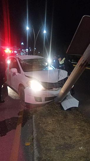 PIERDE EL CONTROL DEL VOLANTE Y TERMINA IMPACTADA CONTRA UN POSTE 