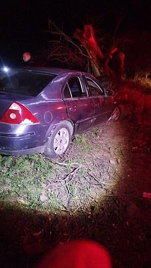 PIERDE EL CONTROL DE SU VEHÍCULO Y SE IMPACTA CONTRA UN ÁRBOL; HAY TRES MENORES HERIDOS