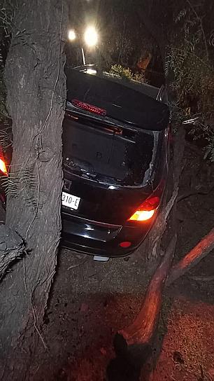 PIERDE EL CONTROL DE SU VEHÍCULO Y SE SALE DEL CAMINO 
