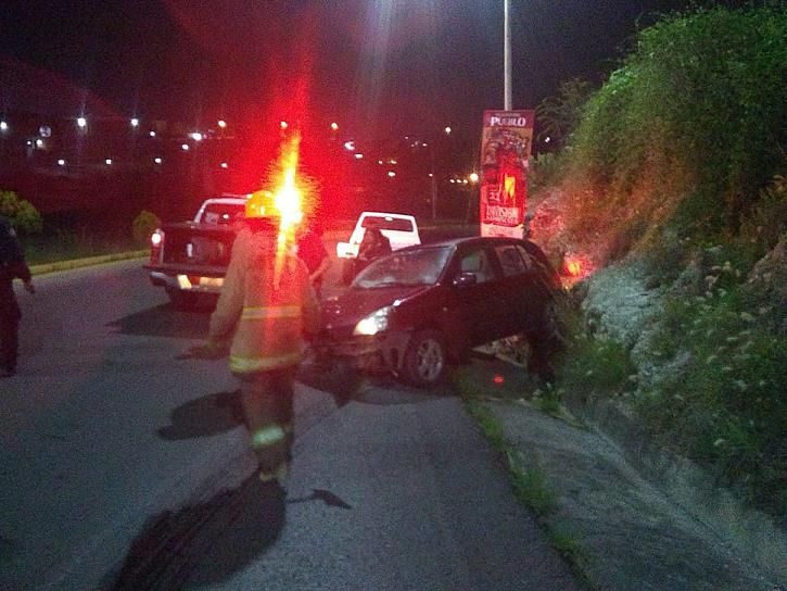 PIERDE EL CONTROL DE SU VEHÍCULO Y TERMINA VOLCADA 