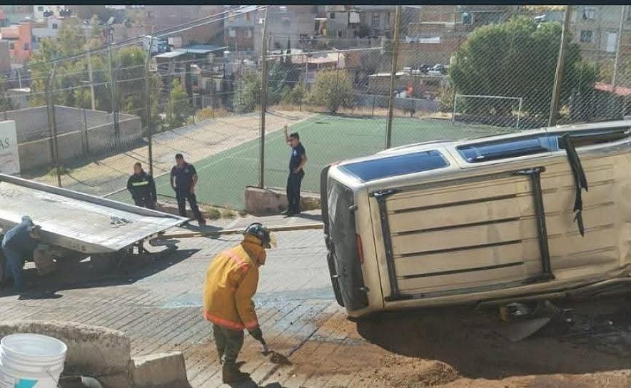 Pierde el control y vuelca en la calle Ojocaliente