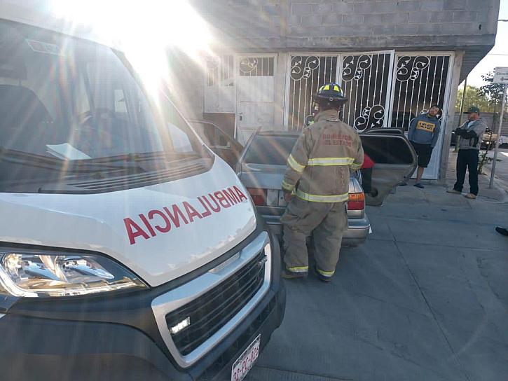 PIERDEN EL CONTROL DEL VOLANTE Y CHOCAN CONTRA UNA VIVIENDA 